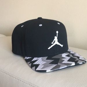 Snap back hat